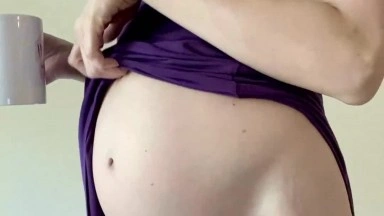 Pregnant babe with beautiful pussy